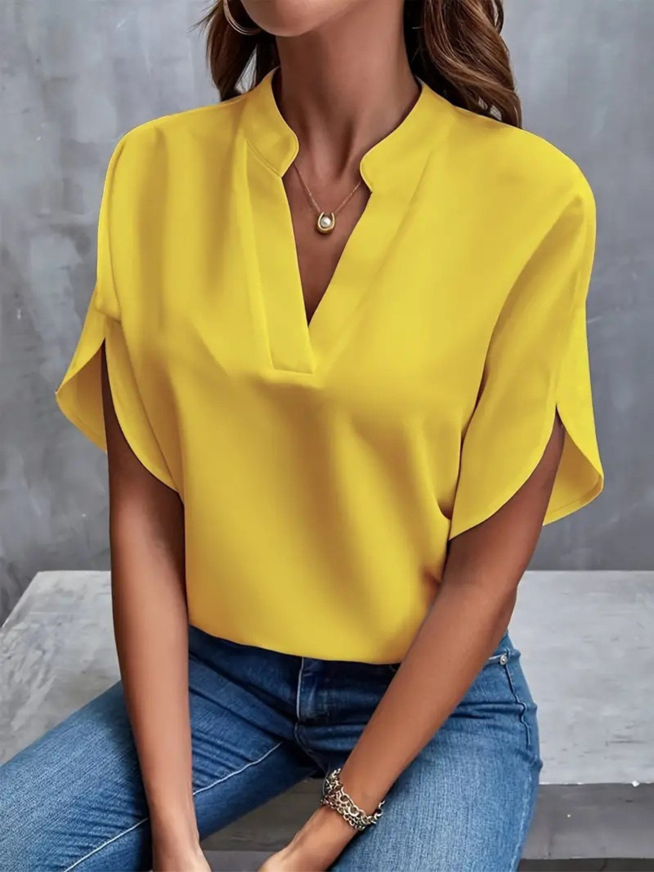 Damen Bluse mit V-Ausschnitt und Schlitzärmeln – Emilia