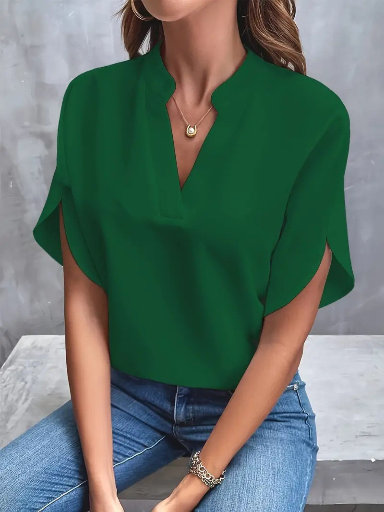 Damen Bluse mit V-Ausschnitt und Schlitzärmeln – Emilia